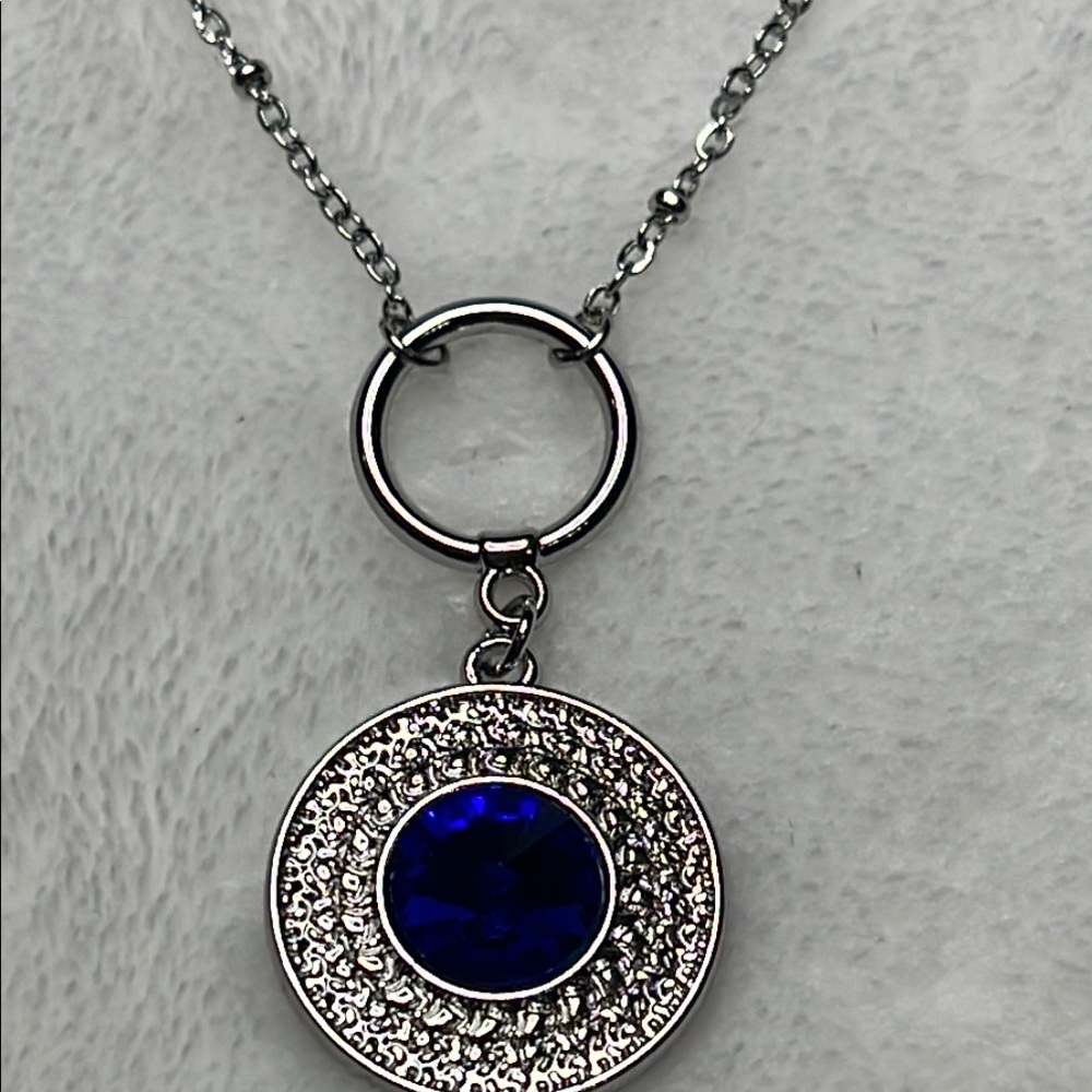 Elegant Silver and Blue Pendant Necklace